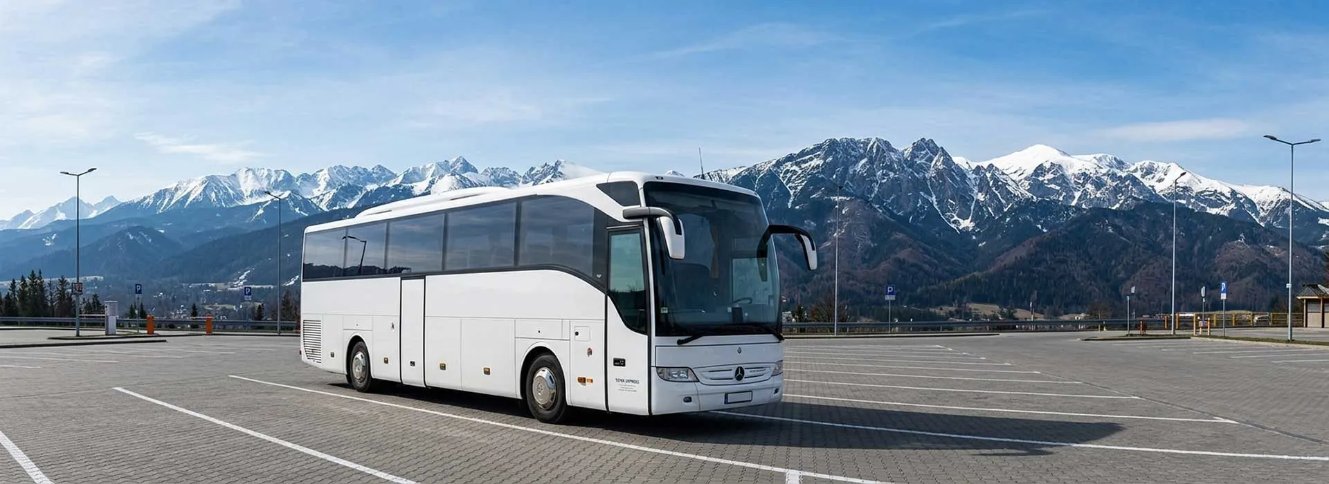 Autokar Mercedes Tourismo stojący na parkingu w Tatrach