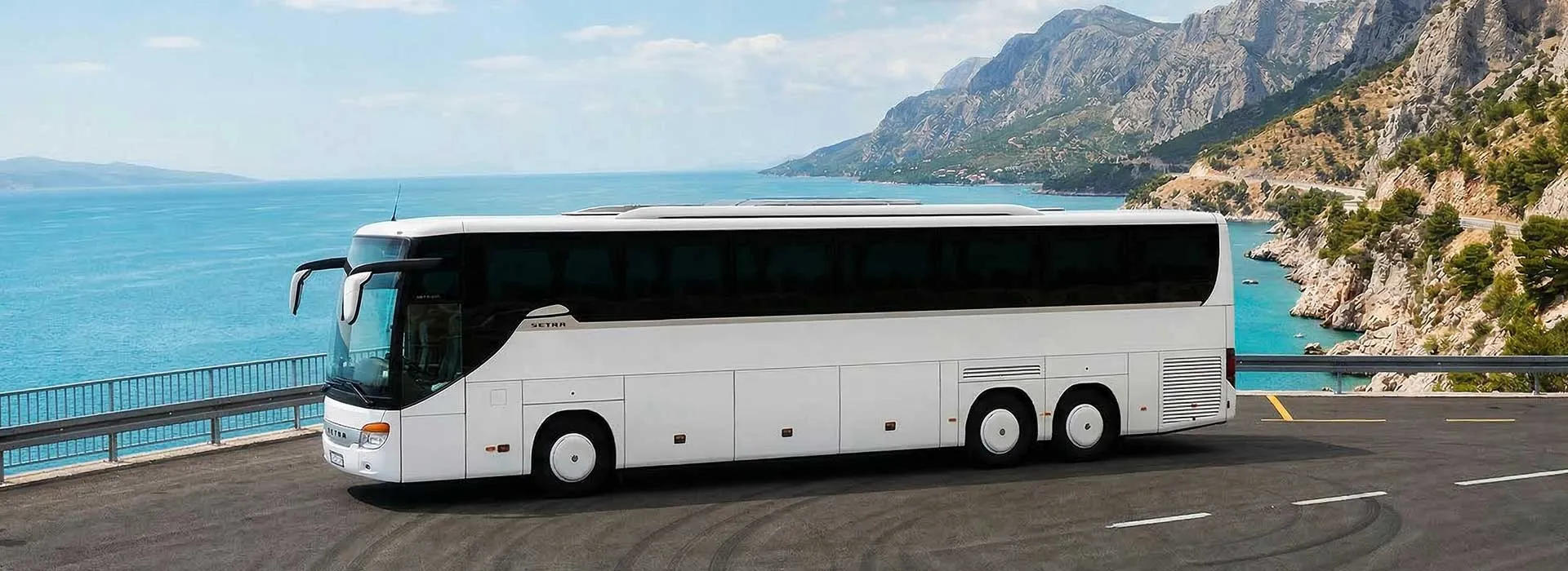 Autokar Setra na parkingu, a w tle ładny widok na góry