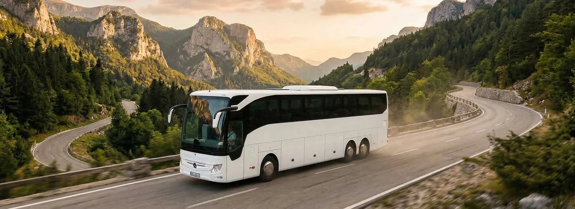 Mercedes Tourismo jadący krętą, malowniczą drogą.