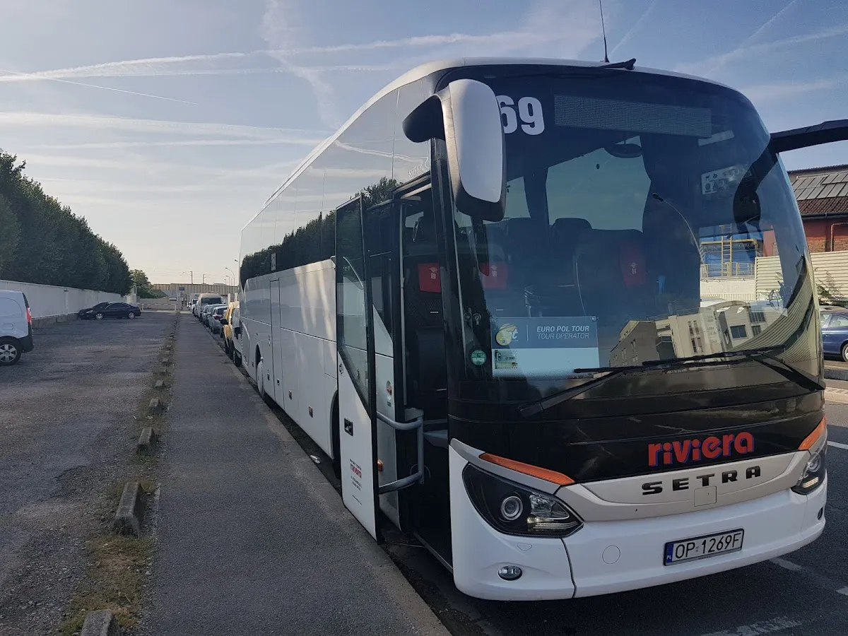 Autokar i flota firmy Baza Transportowa Firma RIVIERA