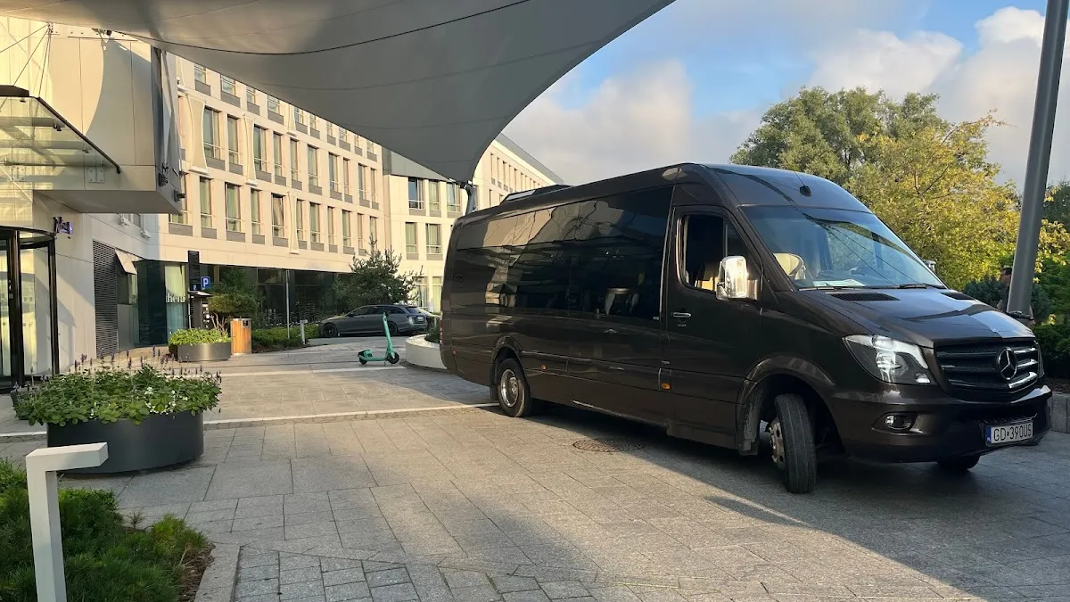 Autokar i flota firmy Busy Osobowe Przewóz Osób Passenger Transport autobus van minibus wynajem z kierowcą Przewozy Osobowe Piekarek popbus.pl