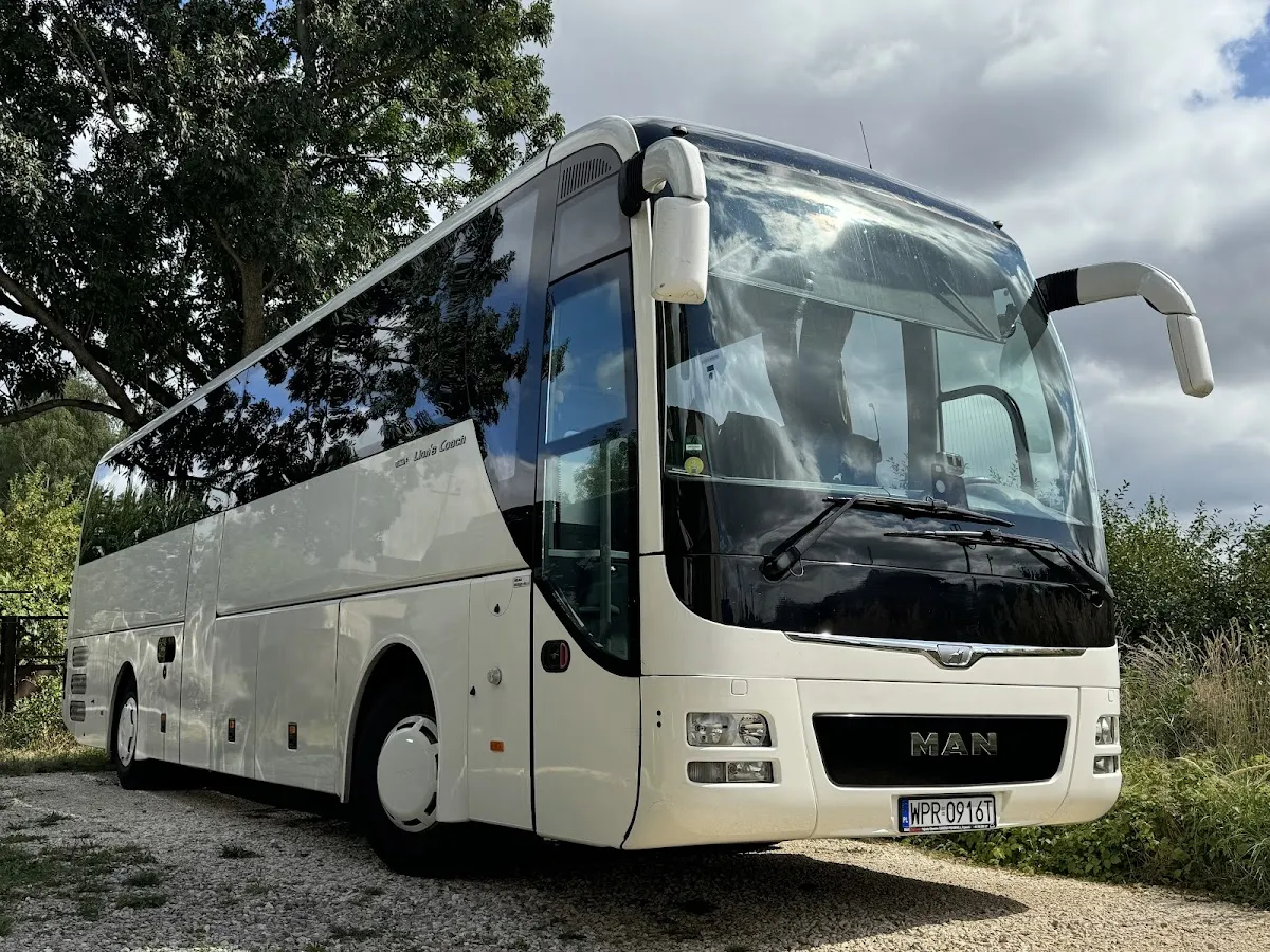 Autokar i flota firmy KIK'N'ROAD Wynajem autobusów. Przewozy autokarowe. Oddział Łódź