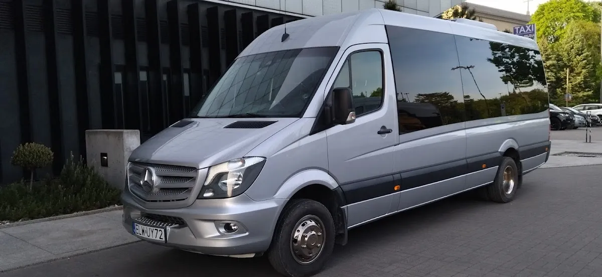 Autokar i flota firmy Omega Tour - Przewóz osób - Wynajem busów