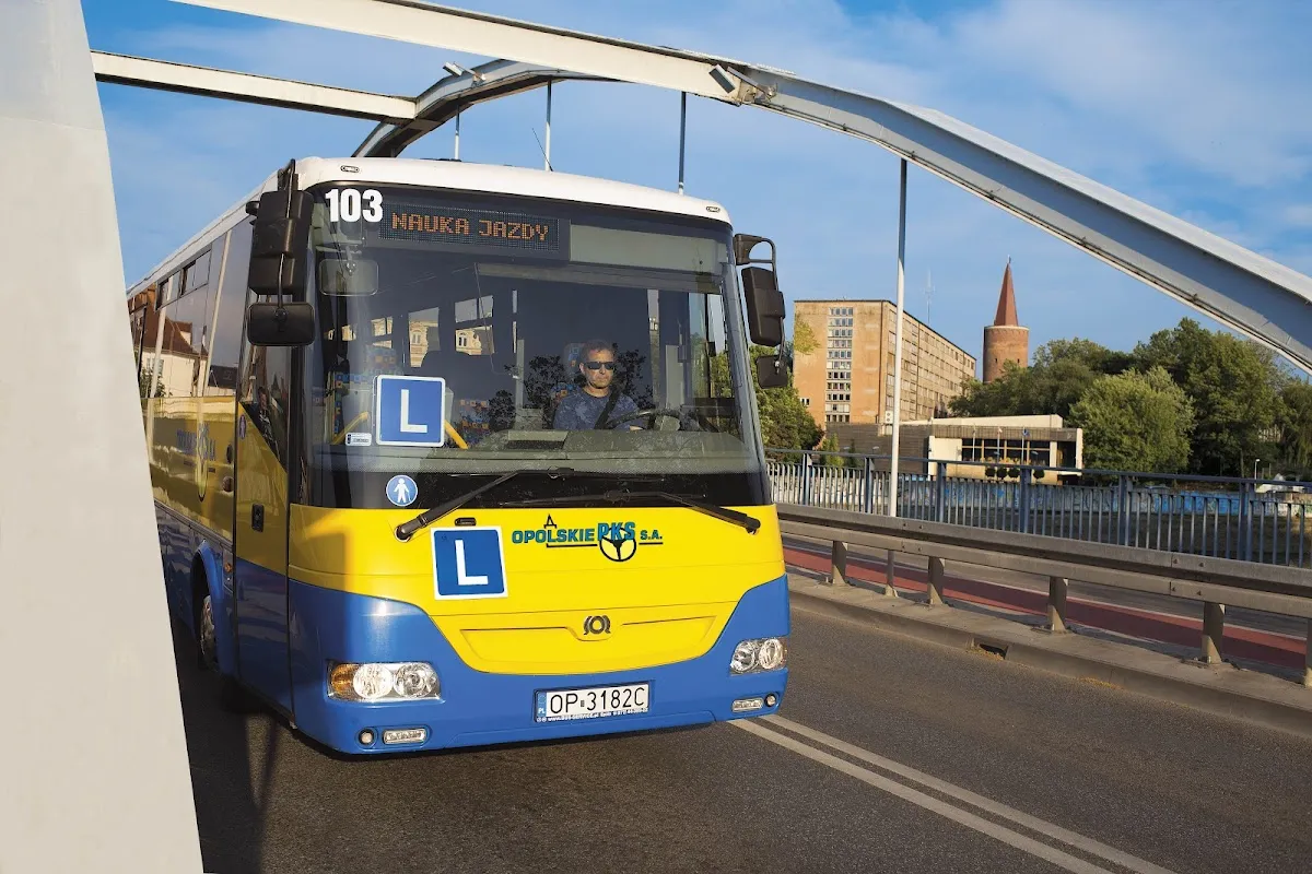 Autokar i flota firmy Opolskie Przedsiębiorstwo Komunikacji Samochodowej Sp. z o.o.