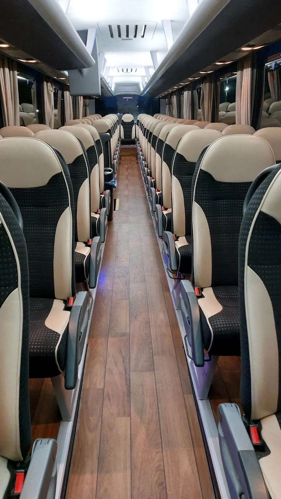 Autokar i flota firmy Poli-Trans Przewozy autokarowe