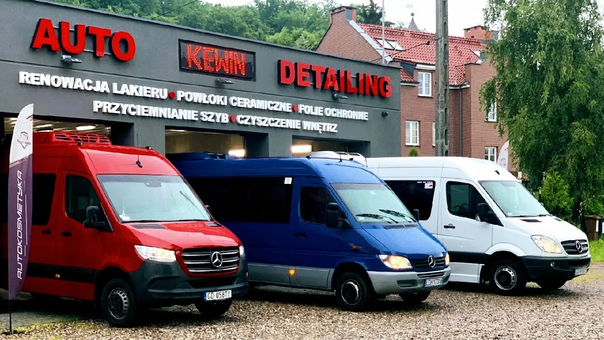 Autokar i flota firmy Przewóz osób Wynajem autokarów Wynajem busa Przewóz pracowników KEWIN