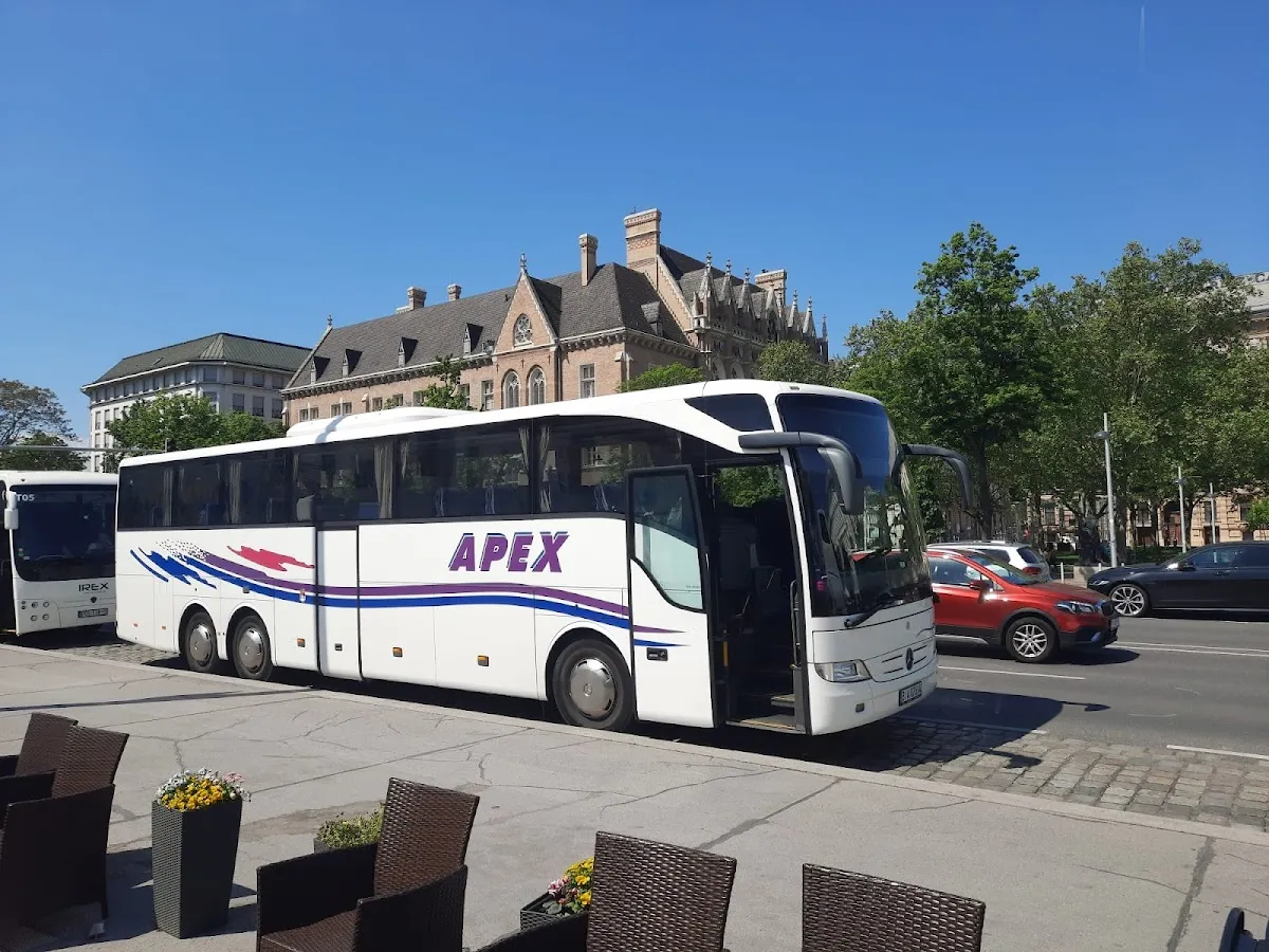 Autokar i flota firmy Przewozy Autokarowe APEX s.c. Andrzej Gosk Piotr Kozłowski Wynajem autokarów