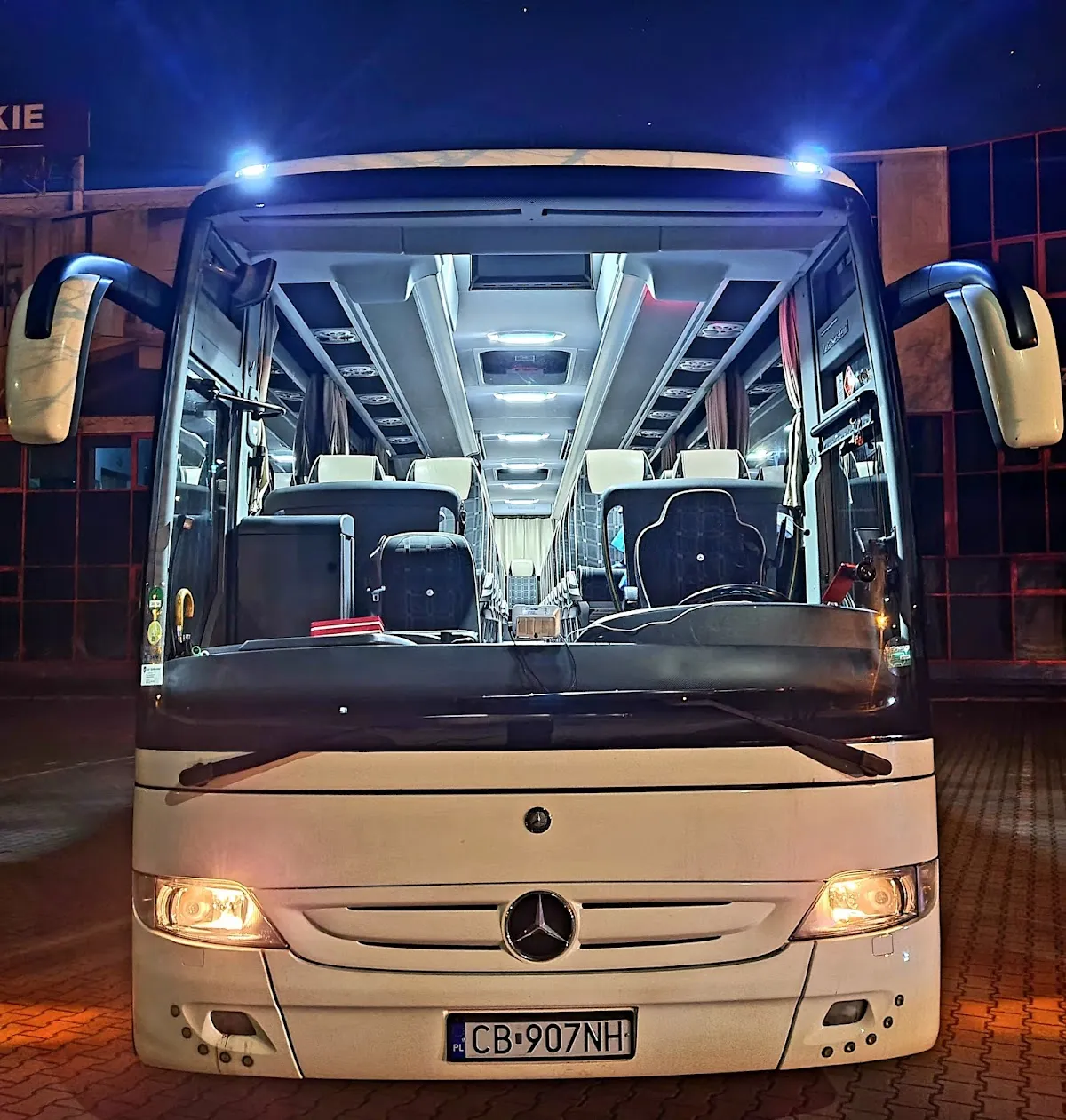 Autokar i flota firmy Trans-Bus wynajem busów i autokarów, przewóz osób