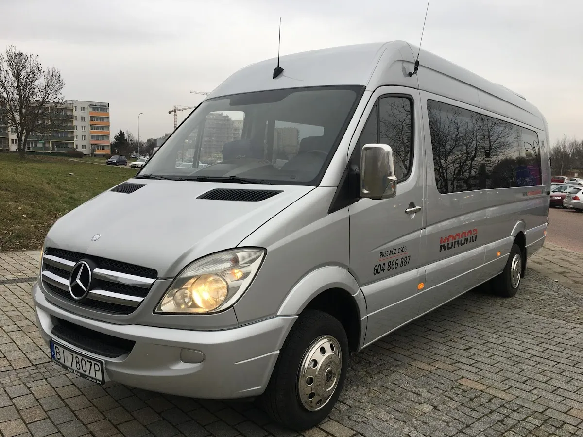 Autokar i flota firmy Transport Osobowy Przewóz Mikrobusami Korona