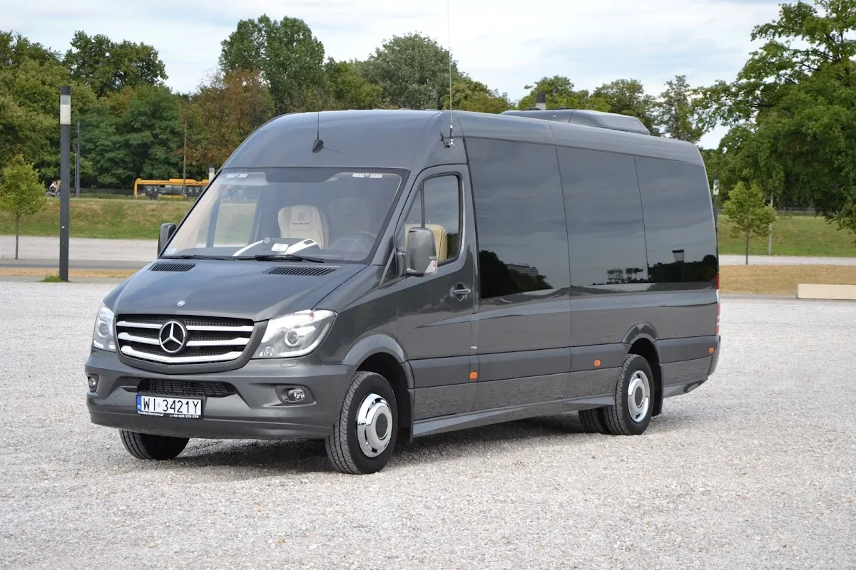 Autokar i flota firmy Wynajem Autokarow Warszawa