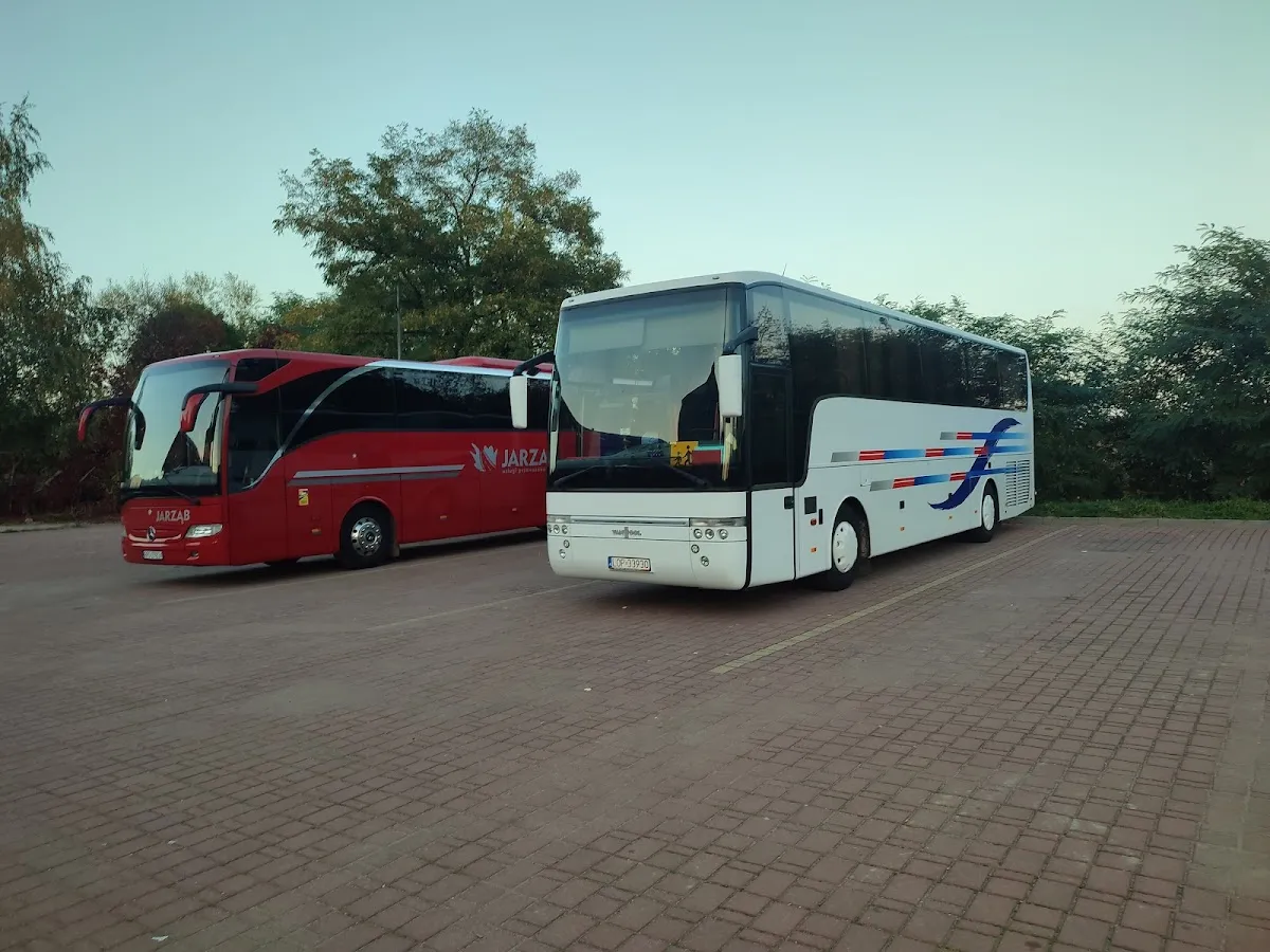 Autokar i flota firmy Wynajem Autokaru z kierowcą Podróże Marzeń Grzegorz Lankamer